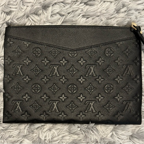 Louis Vuitton Daily Pouch - Picture 3 of 7